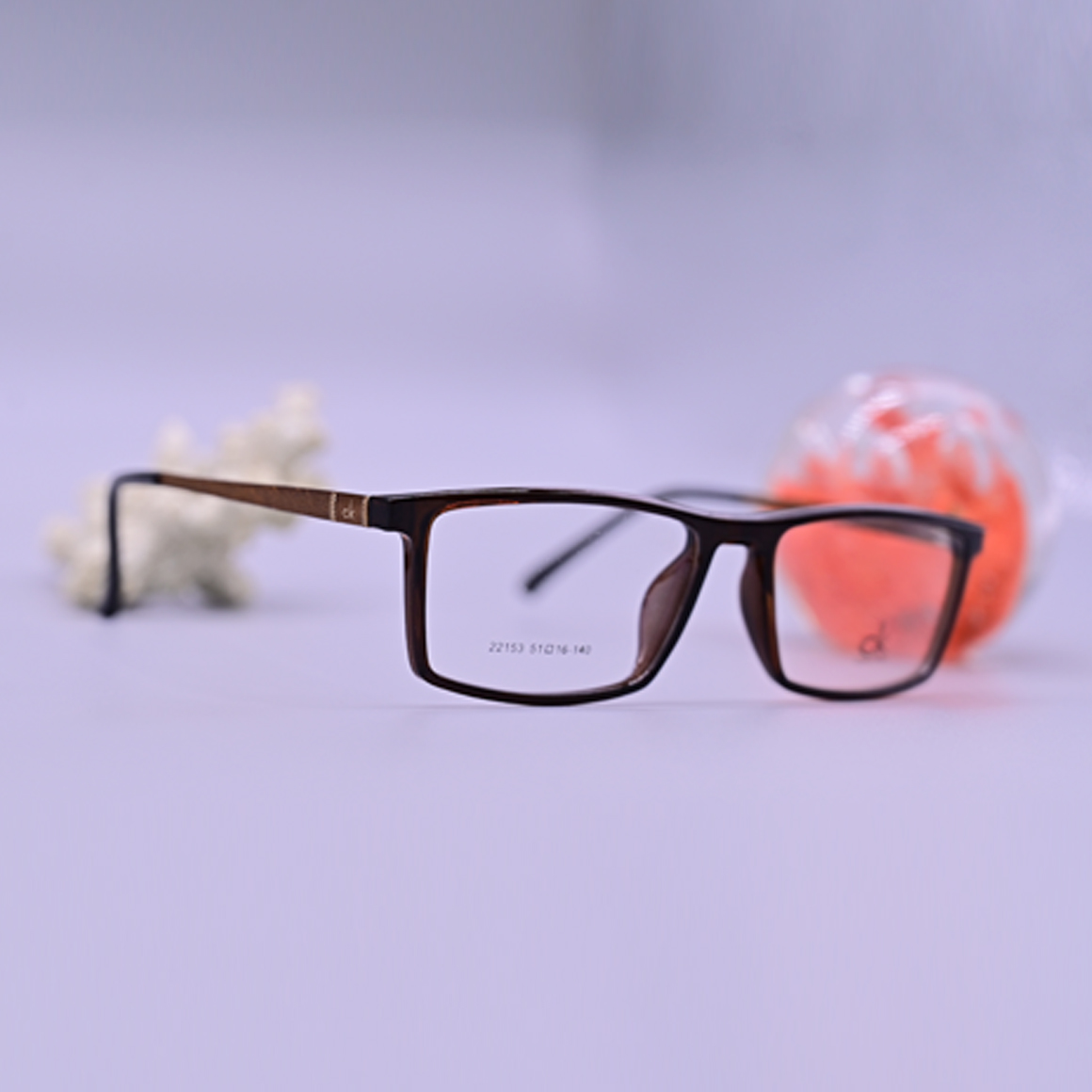 نظارة كالفين كلين طبية موديل 22153 بإطار كامل مستطيل بلون بني منقوش (Tortoise) وتفاصيل معدنية من متجر عين العون.