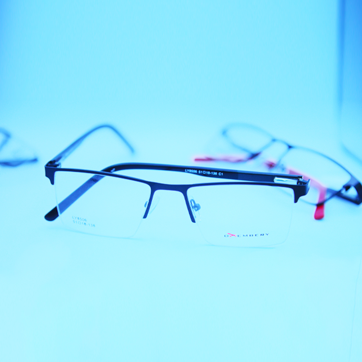 نظارة أوكسمبيري (Oxembery) طبية موديل 8504 بإطار كامل وشكل دائري كلاسيكي، تمنح توازناً ونعومة لملامح الوجه، متوفرة لدى متجر عين العون في اليمن.