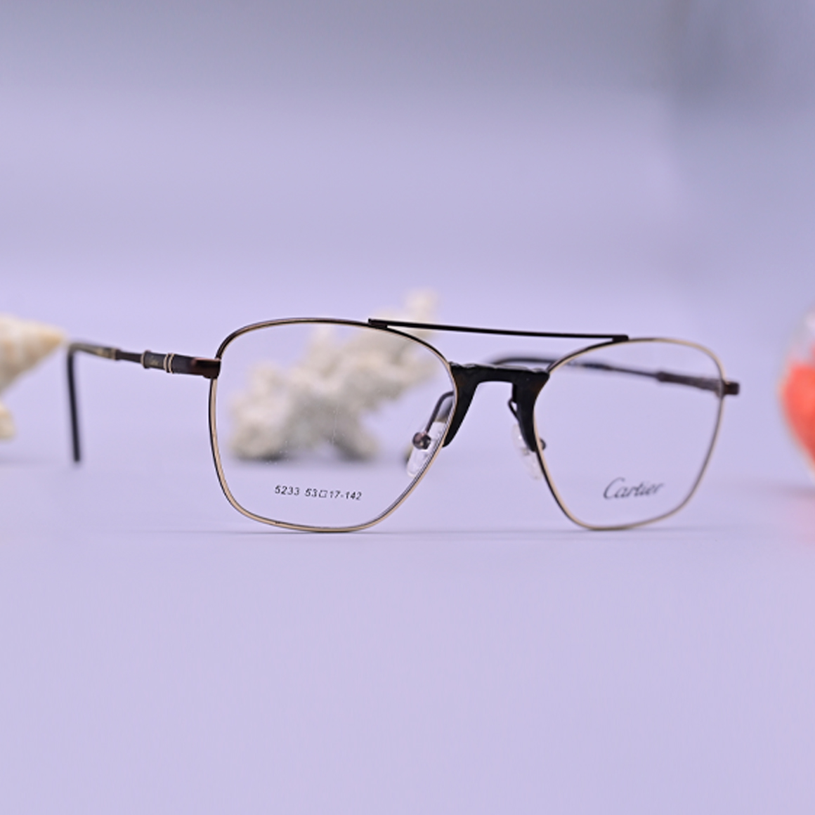نظارة طبية كارتير موديل 5233 بإطار كامل دائري هندسي وجسر أنف مزدوج باللون الأسود مع أذرع نحيفة تحمل شعار الماركة.