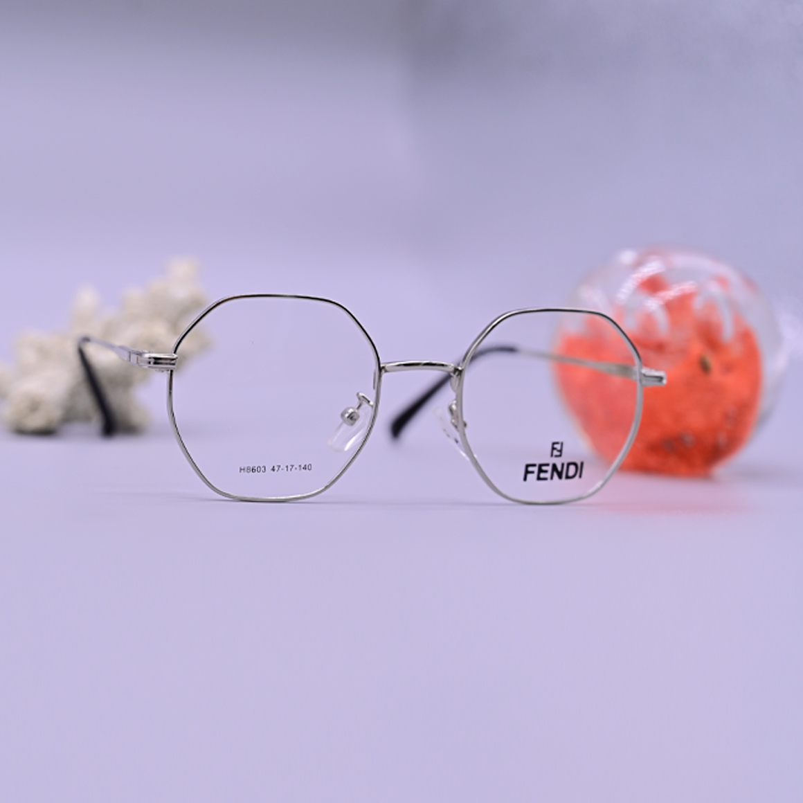 نظارة طبية ماركة فيندي Fendi موديل 8603 بإطار معدني كامل باللون الفضي اللامع وتصميم دائري عصري من متجر عين العون.