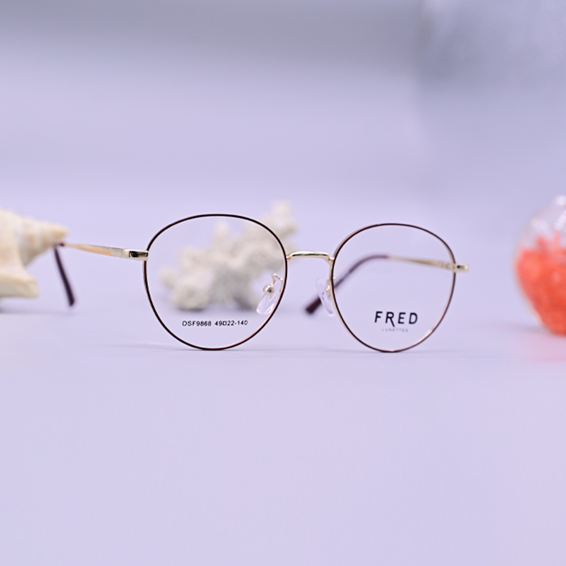 نظارة طبية من ماركة فريد موديل 9868، إطار دائري كامل معدني رفيع جداً باللون الذهبي المصقول مع أطراف سوداء، متوفرة لدى متجر عين العون للبصريات.