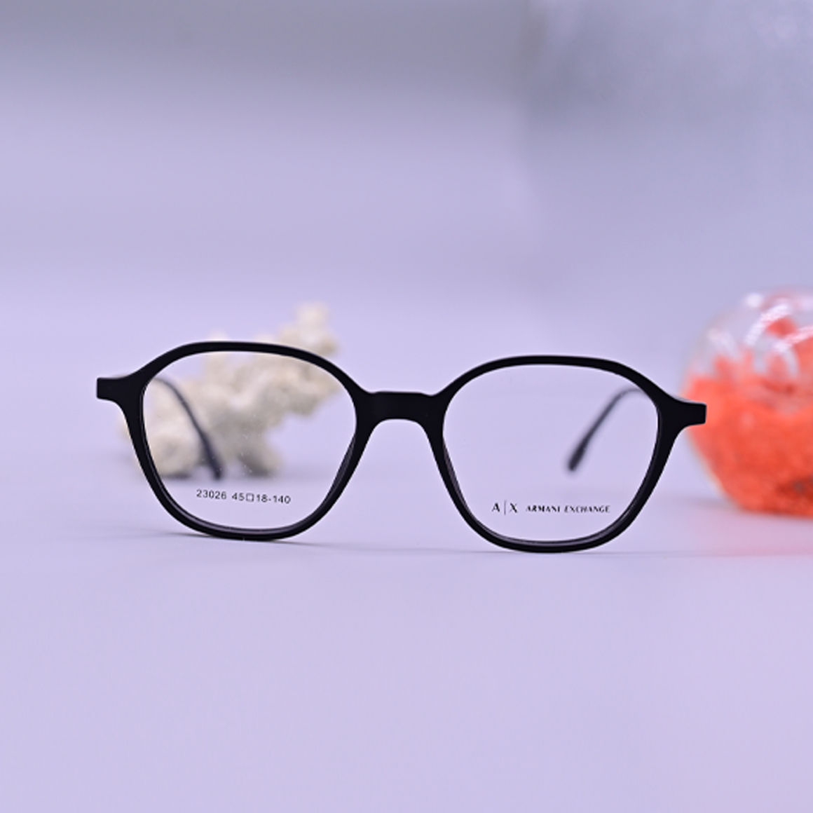 نظارة طبية رجالية ماركة ارماني اكس تشانج موديل 23926 بإطار كامل أسود ملكي وتصميم دائري هندسي مع جسر أنف بارز وأذرع نحيفة تحمل شعار الماركة.