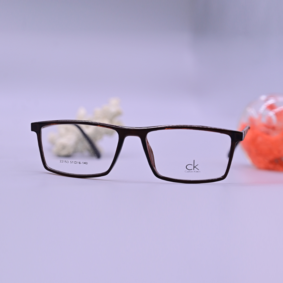نظارة كالفين كلين طبية موديل 22153 بإطار كامل مستطيل بلون بني منقوش (Tortoise) وتفاصيل معدنية من متجر عين العون.