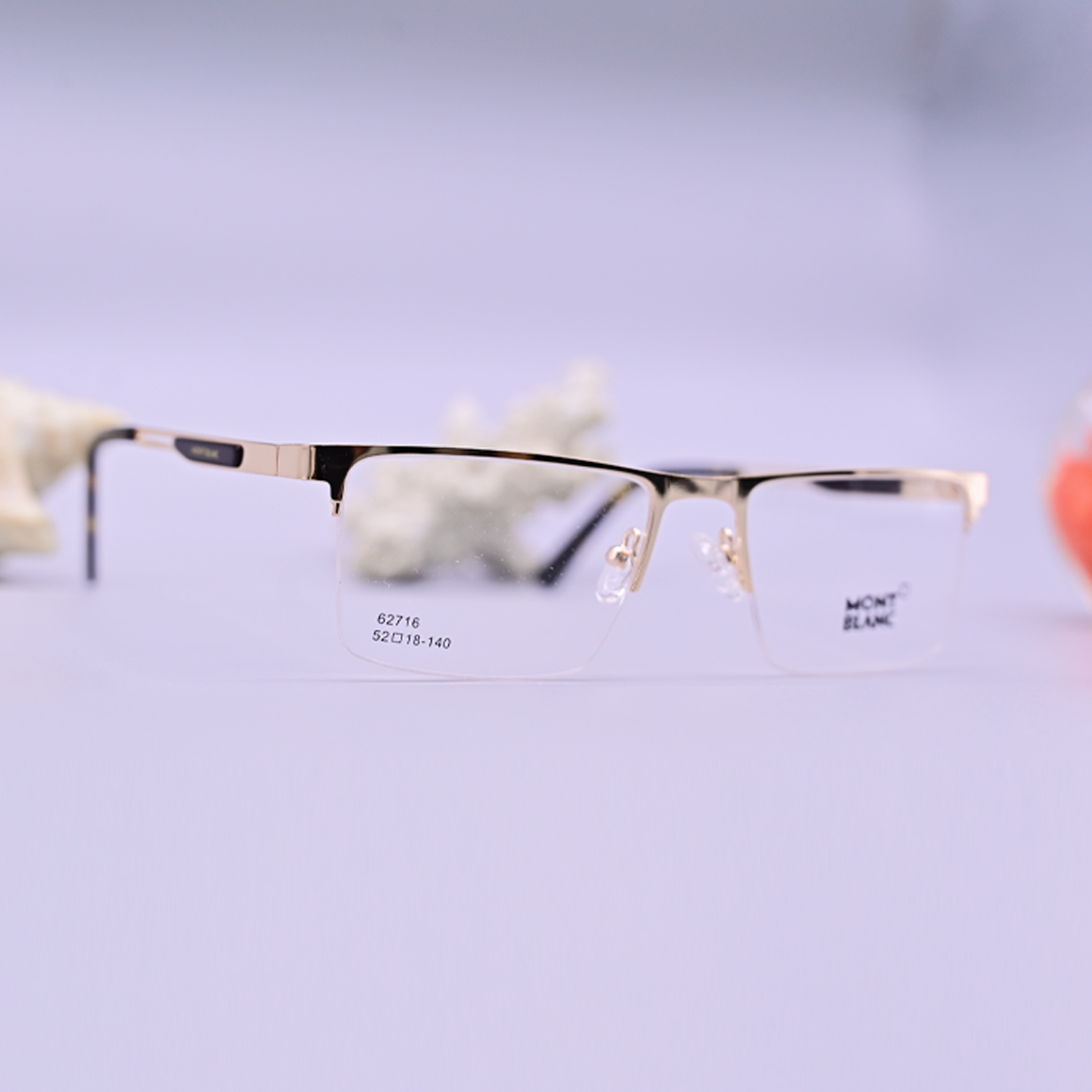 نظارة مونت بلانك طبية موديل 62716 بإطار معدني مستطيل نحيف باللون الذهبي اللامع مع شعار الماركة من متجر عين العون.