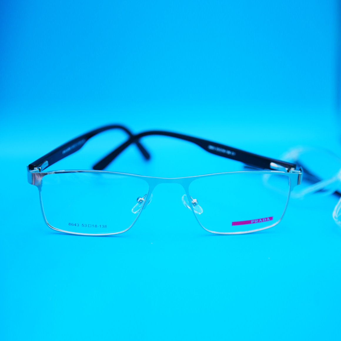 نظارة برادا (Brada) طبية رجالية موديل 8643 بإطار كامل (Full-Rim) وتصميم عصري ذكي يبرز ملامح الوجه بتحديد جذاب، متوفرة لدى متجر عين العون.