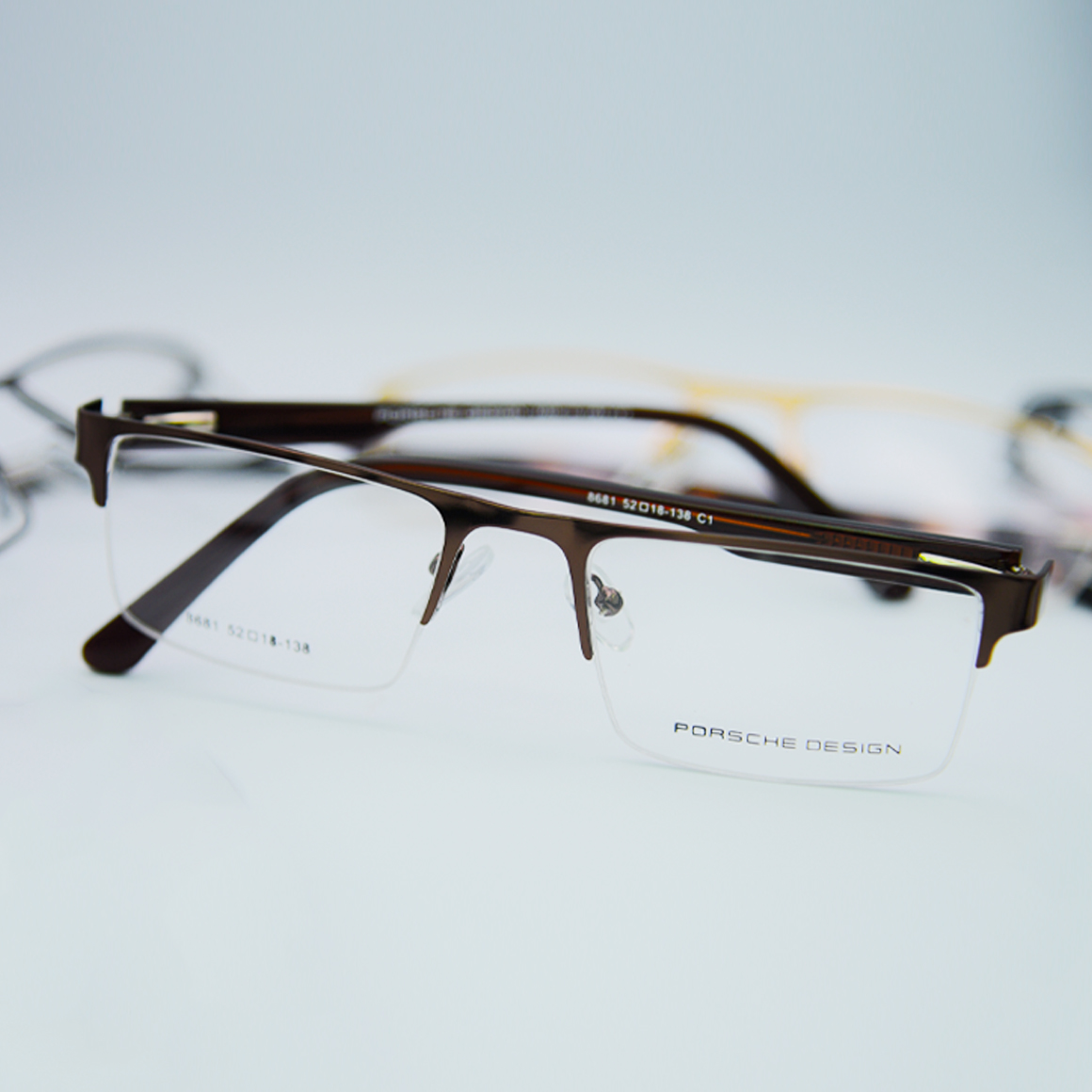 نظارة طبية ماركة بورشه ديزاين (Porsche Design) موديل 8681 بإطار كامل وشكل دائري كلاسيكي يضفي توازناً ونعومة على الوجه، متوفرة لدى متجر عين العون.