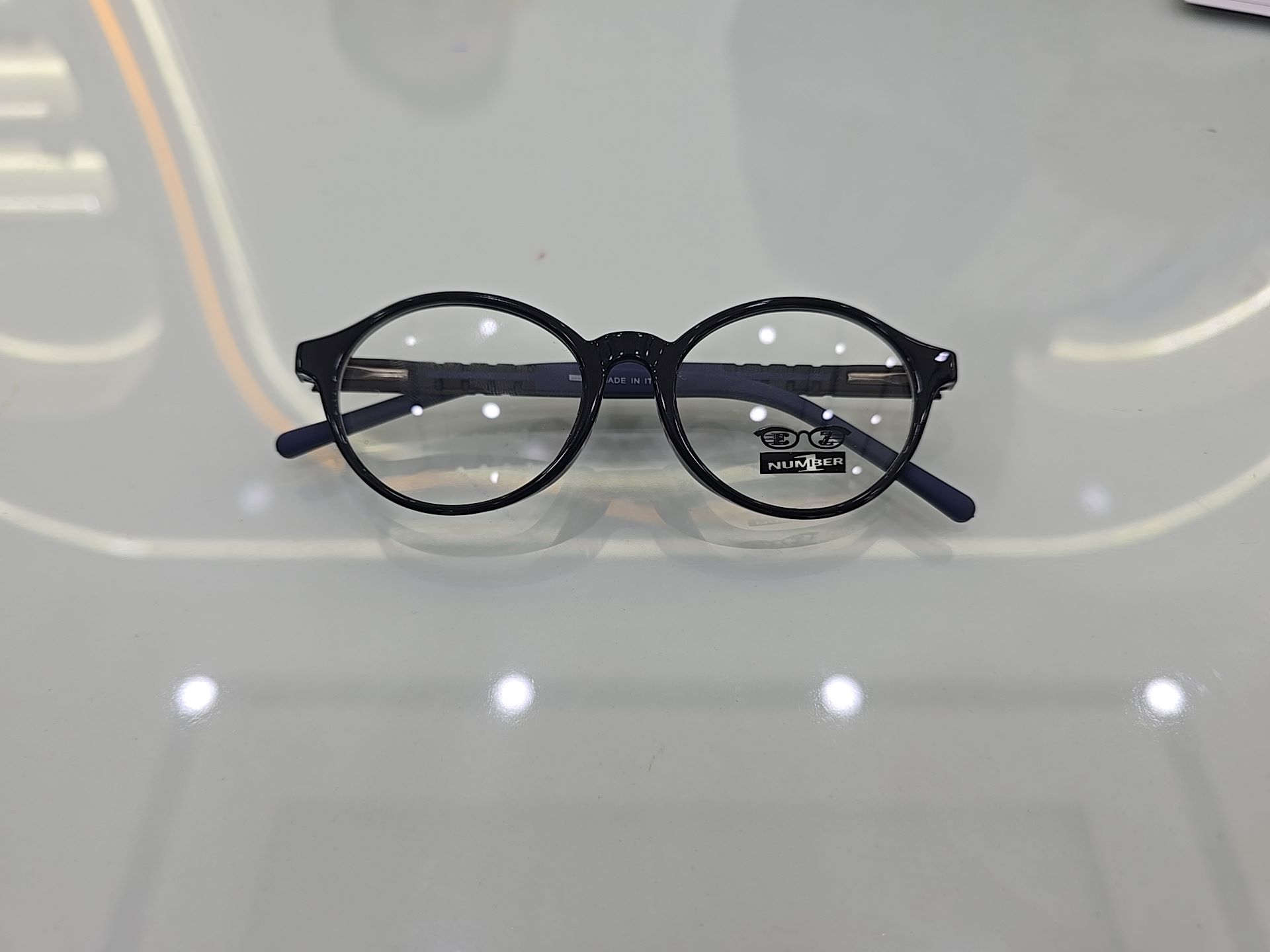 نظارة طبية ماركة نامبر ون (Number One) موديل 5555، تتميز بتصميم إطار متين وأنيق يناسب الإطلالات اليومية الرسمية والكاجوال، متوفرة لدى متجر عين العون في اليمن.
