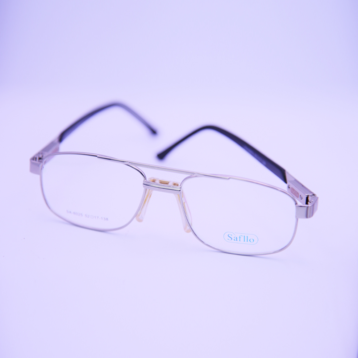 نظارة سافلو (Safllo) طبية موديل 6025 بإطار معدني ذهبي كامل وشكل هندسي يجمع بين المستطيل والطيار مع جسر أنف مزدوج وأذرع داكنة من متجر عين العون.