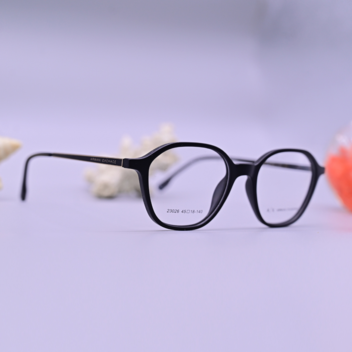 نظارة طبية رجالية ماركة ارماني اكس تشانج موديل 23926 بإطار كامل أسود ملكي وتصميم دائري هندسي مع جسر أنف بارز وأذرع نحيفة تحمل شعار الماركة.