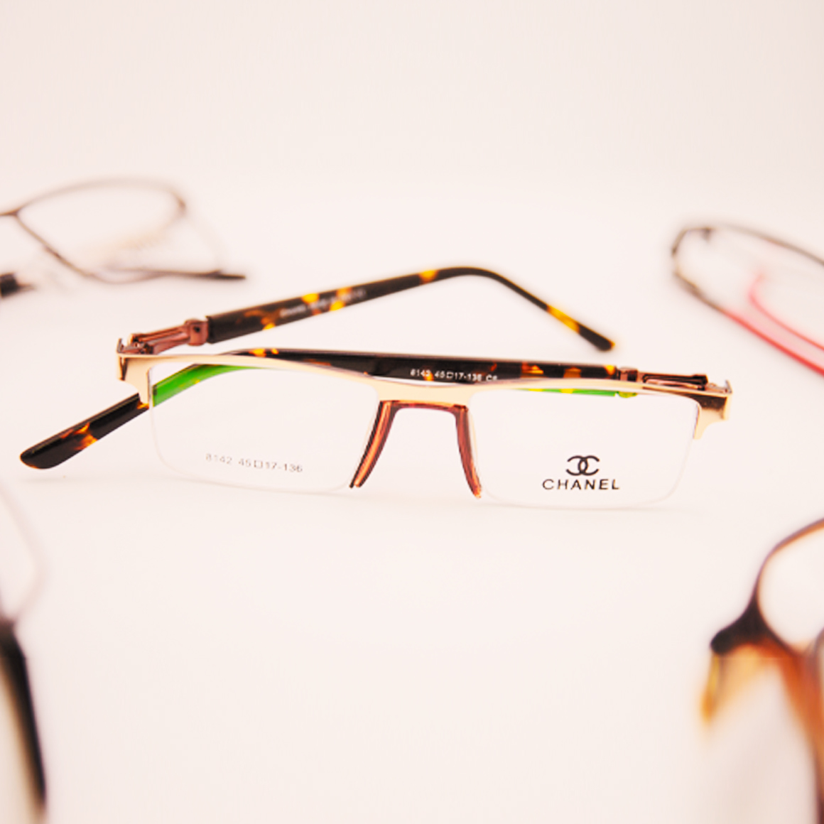 نظارة تشانل (Chanel) طبية موديل 8142 بإطار كامل وشكل مستطيل أنيق يمنح ملامح الوجه توازناً وقوة، بتصميم كلاسيكي فاخر من تشكيلة متجر عين العون في اليمن.