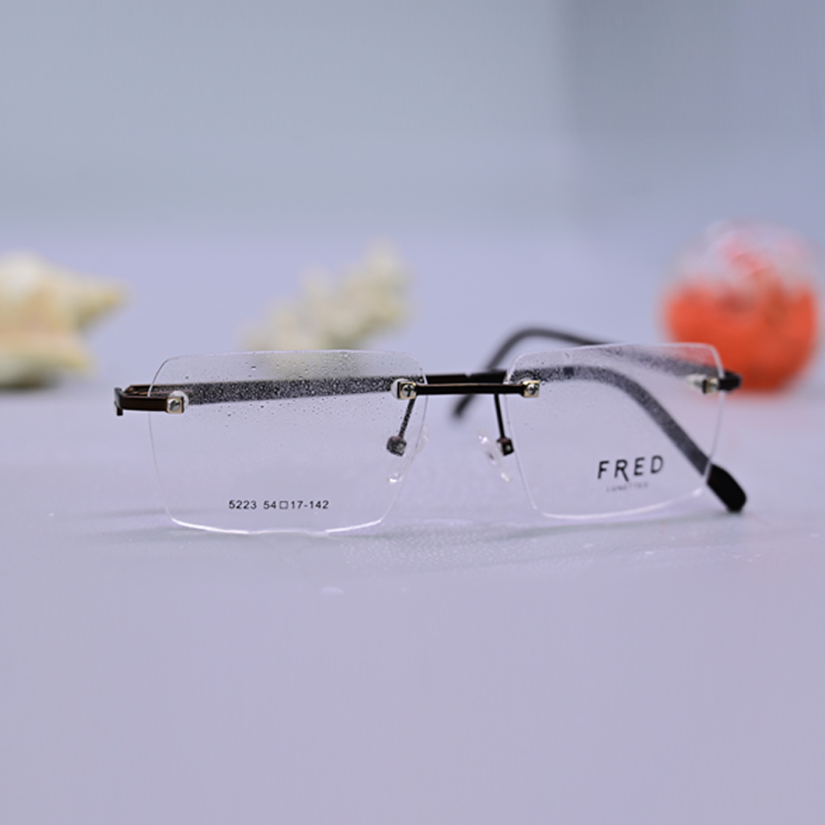 نظارة طبية ماركة فريد موديل 5223، تصميم بدون إطار (Rimless) بجسر معدني أسود وأذرع بنقشة متموجة (تورتويز)، متوفرة لدى متجر عين العون.
