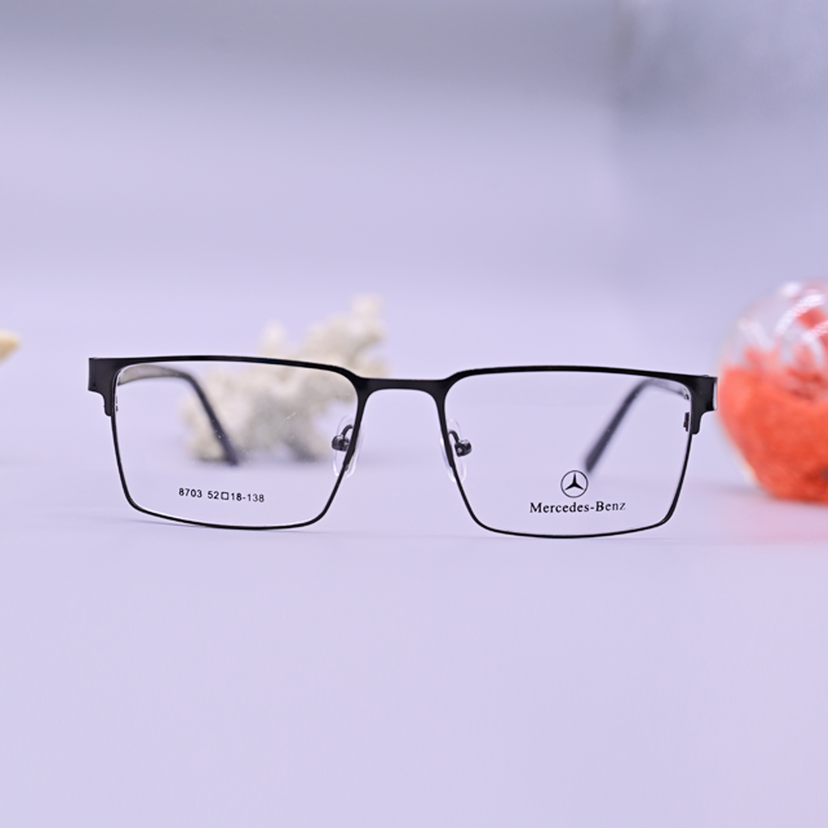 نظارة طبية من ماركة مرسيدس بنز موديل 8703، إطار دائري كامل بلون أسود ملكي مطفي مع تفاصيل حمراء على الأذرع، متوفرة لدى متجر عين العون للبصريات.