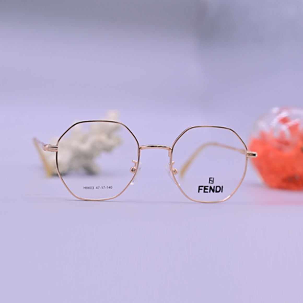 نظارة طبية ماركة فيندي موديل 8603 إطار كامل دائري بلون ذهبي وردي وتصميم معدني نحيف كلاسيكي.