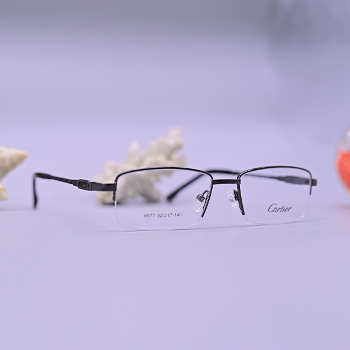 نظارة كارتير طبية موديل 8977 بنصف إطار علوي أسود وتصميم مستطيل هندسي فاخر من متجر عين العون.
