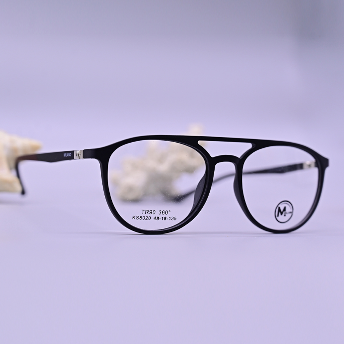 نظارة طبية ماركة ميلانو موديل 8020 بإطار كامل أسود مطفي وتصميم دائري هندسي مع جسر أنف مزدوج وأذرع انسيابية أنيقة.