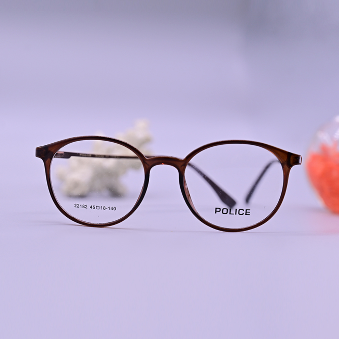 نظارة طبية رجالية ماركة بوليس موديل 22182 بإطار كامل دائري بلون بني داكن (تورتويس) وأذرع معدنية نحيفة تحمل شعار العلامة التجارية.