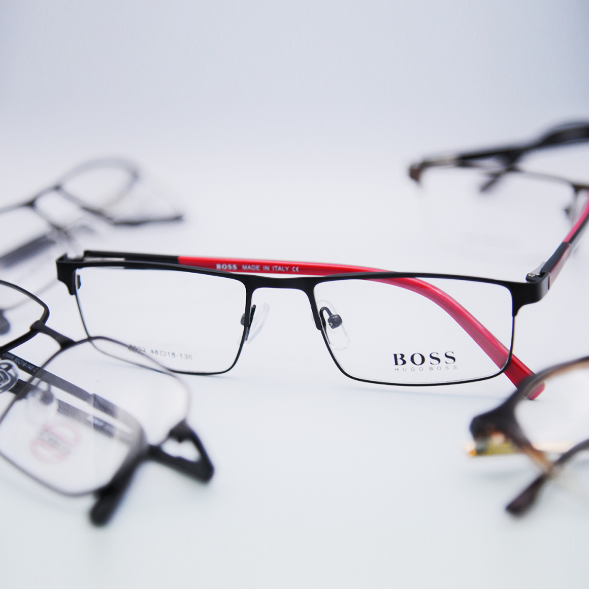نظارة بوس (Boss) طبية موديل 9602 بإطار كامل وشكل مستطيل كلاسيكي، تتميز بتناغم لوني بين واجهة الإطار والأذرع الملونة لإطلالة شبابية راقية من متجر عين العون.