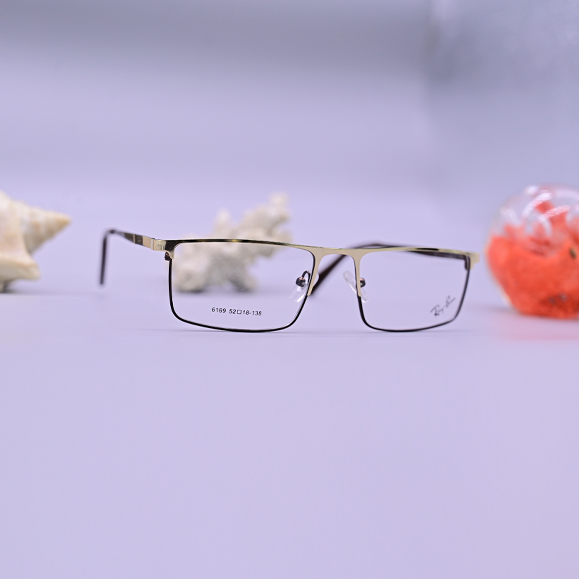 نظارة طبية ماركة راي بان موديل 6169، إطار كامل بمزيج لوني أسود وذهبي مع أذرع معدنية متينة، متوفرة لدى متجر عين العون في اليمن.
