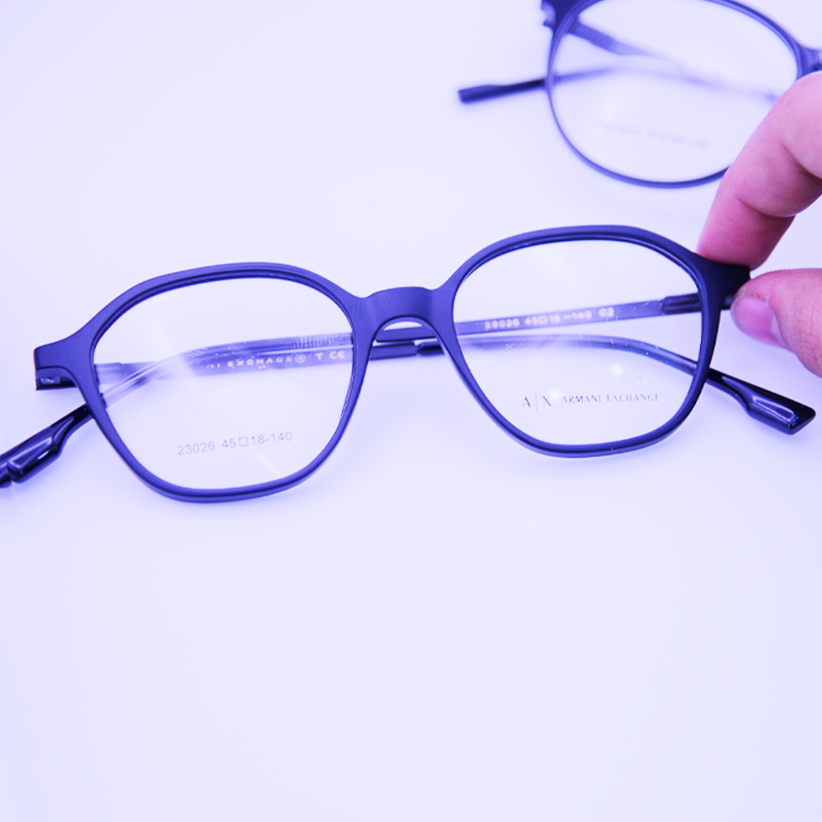 نظارة ارماني اكس تشانج (Armany Exchange) طبية رجالية موديل 23026 بإطار كامل وتصميم عصري يمنح الوجه تحديداً أنيقاً، متوفرة لدى متجر عين العون.