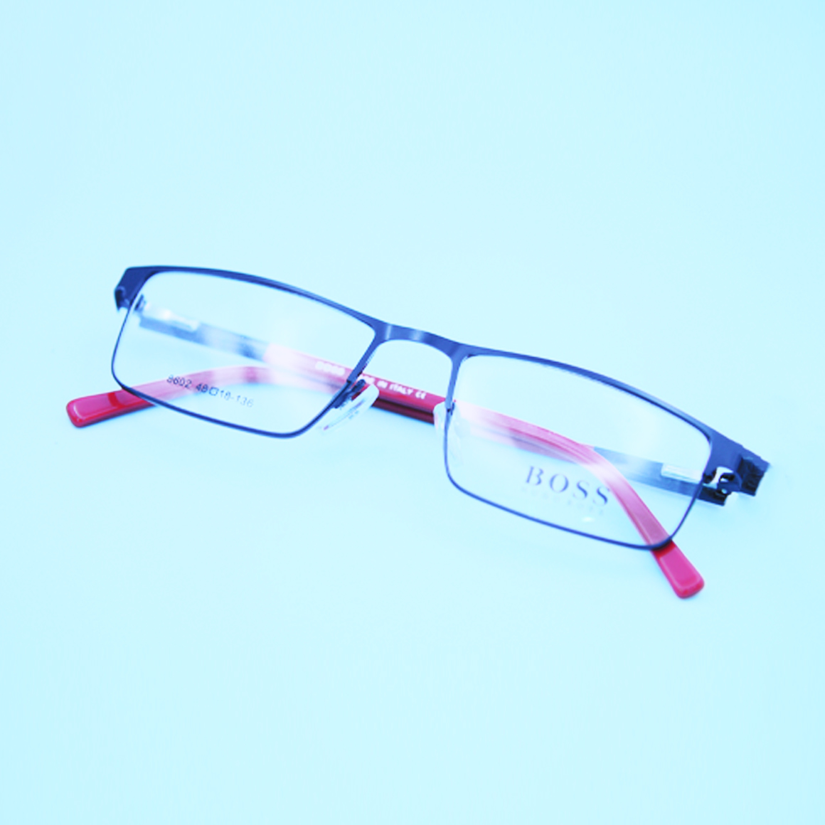 نظارة بوس (Boss) طبية موديل 9602 بإطار كامل وشكل مستطيل كلاسيكي، تتميز بتناغم لوني بين واجهة الإطار والأذرع الملونة لإطلالة شبابية راقية من متجر عين العون.