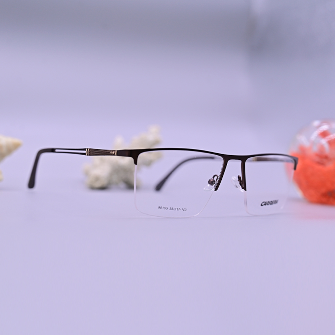 نظارة كاريرا طبية موديل 90195 بنمط نصف إطار علوي أسود وتصميم مستطيل هندسي مع أذرع انسيابية من متجر عين العون.
