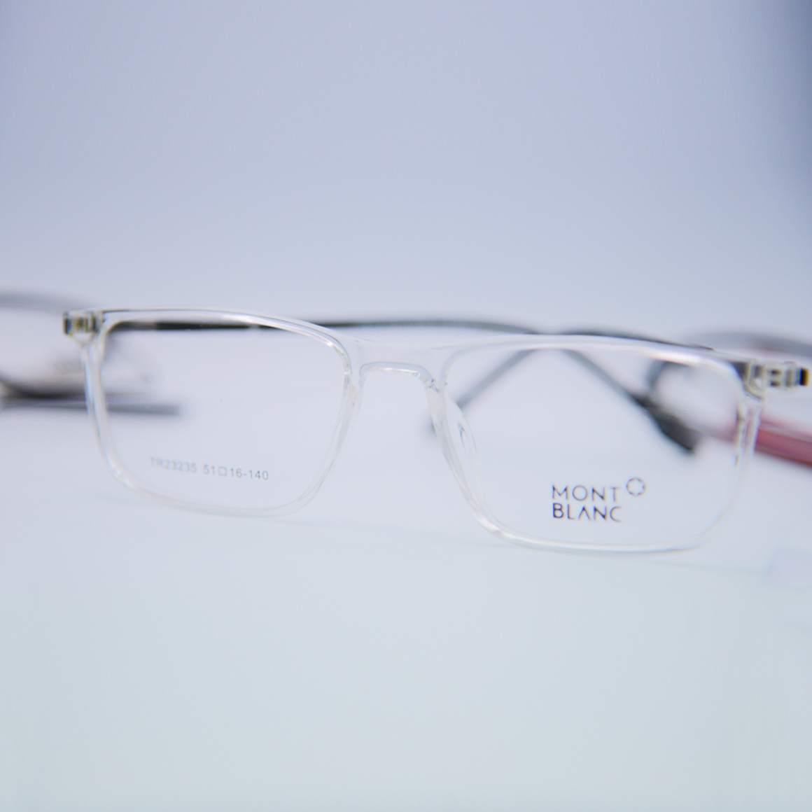 نظارة مونت بلانك (Mont Blanc) طبية موديل 23235 بإطار كامل من مادة الأسيتات وشكل دائري كلاسيكي يضفي لمسة من الأناقة المتوازنة، من متجر عين العون في اليمن.