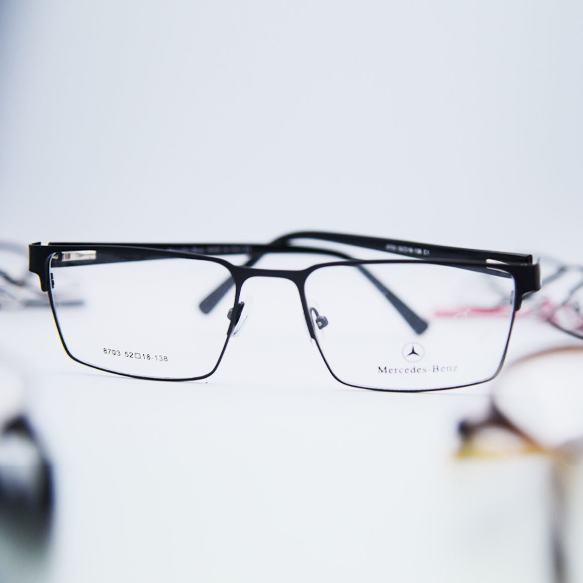 نظارة مرسيدس بينز (Mercedes-Benz) طبية رجالية موديل 8703 بإطار كامل معدني داكن وشكل مستطيل هندسي يعكس الفخامة العصرية والدقة من متجر عين العون.