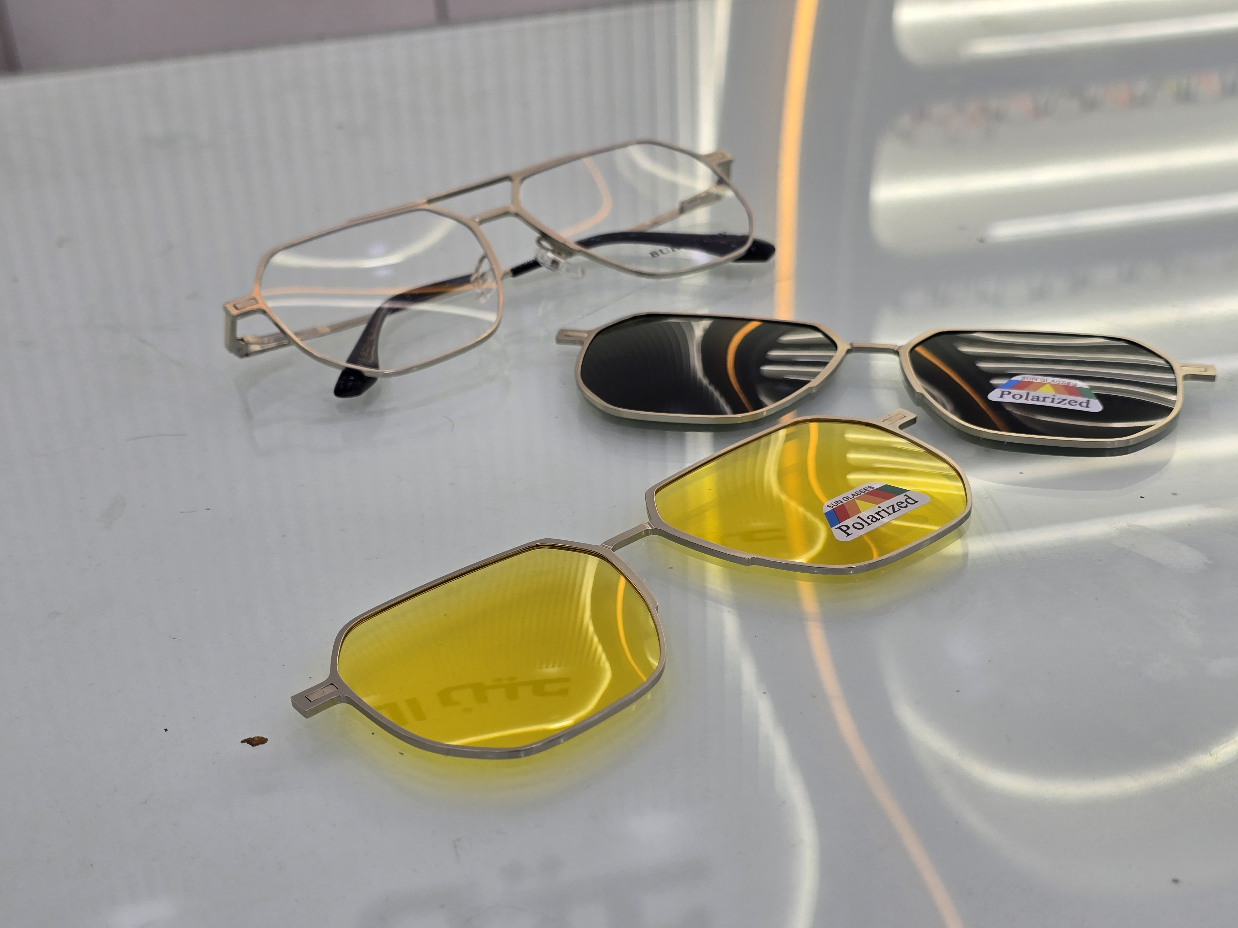 نظارة بوربري (Burberry) موديل 8015 بإطار أسود هندسي مع عدسات إضافية مغناطيسية (كليب أون) صفراء وسوداء من متجر عين العون.