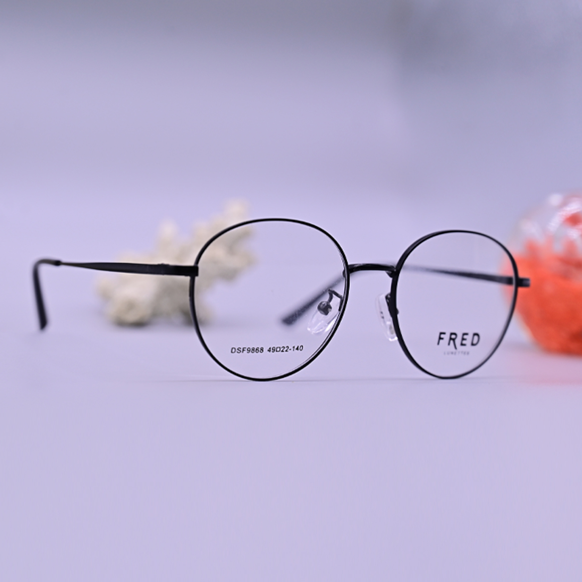 نظارة طبية ماركة فريد Fred موديل 6868 بإطار دائري هندسي باللون الأسود المطفي وتصميم راقٍ من متجر عين العون للبصريات.