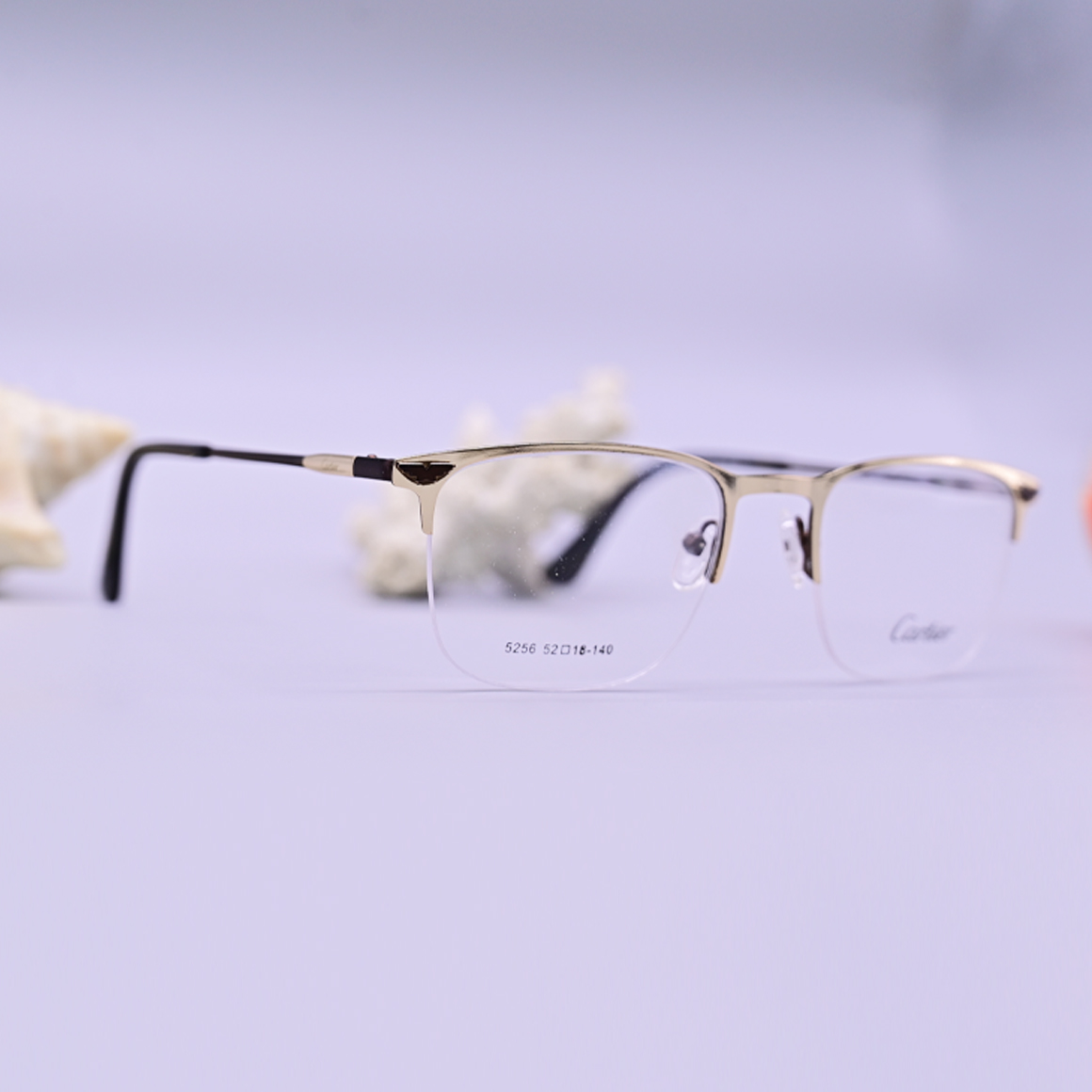 نظارة كارتير طبية موديل 5256 بإطار دائري كامل ولون ذهبي فاخر مع أذرع داكنة ونمط كلاسيكي بصرى.