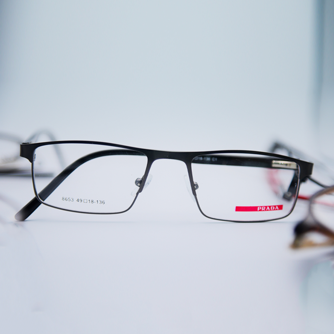 نظارة برادا (Brada) طبية رجالية موديل 8653 بإطار كامل وشكل مستطيل هندسي بلون أحمر داكن (مارون) وتصميم عصري يمنح الوجه طابعاً من القوة من متجر عين العون.