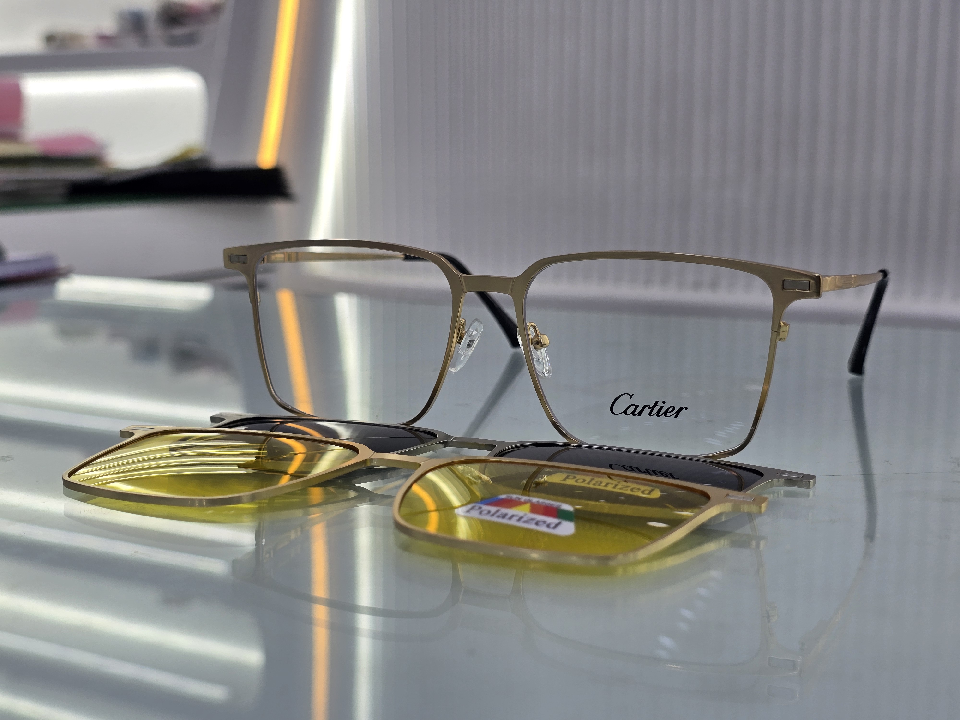 نظارة كارتير (Cartier) شمسية موديل 8018 بإطار دائري كلاسيكي كامل مع مجموعة عدسات إضافية باللون الأصفر من متجر عين العون.