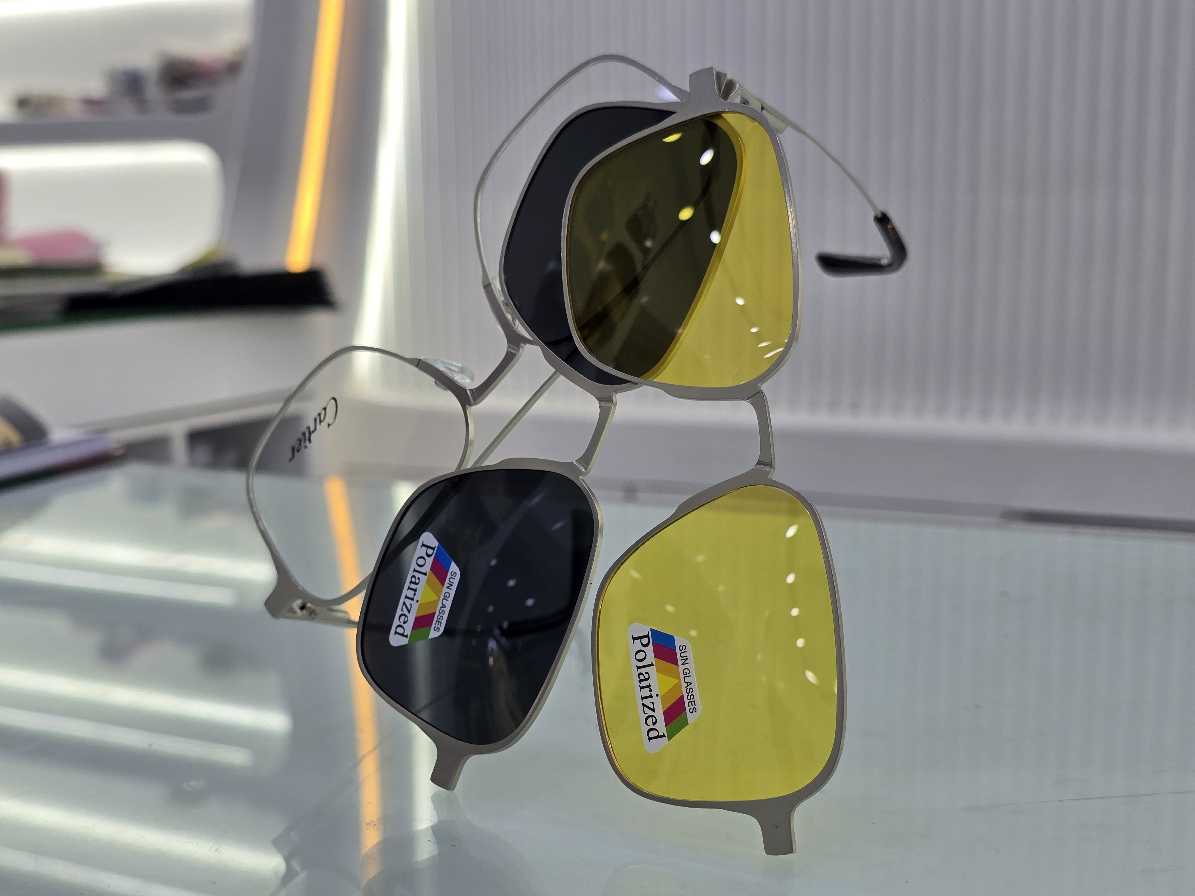 نظارة كارتير (Cartier) شمسية موديل 3917 بإطار دائري كامل، تظهر مع ملحقاتها من العدسات الصفراء والسوداء الإضافية من متجر عين العون.