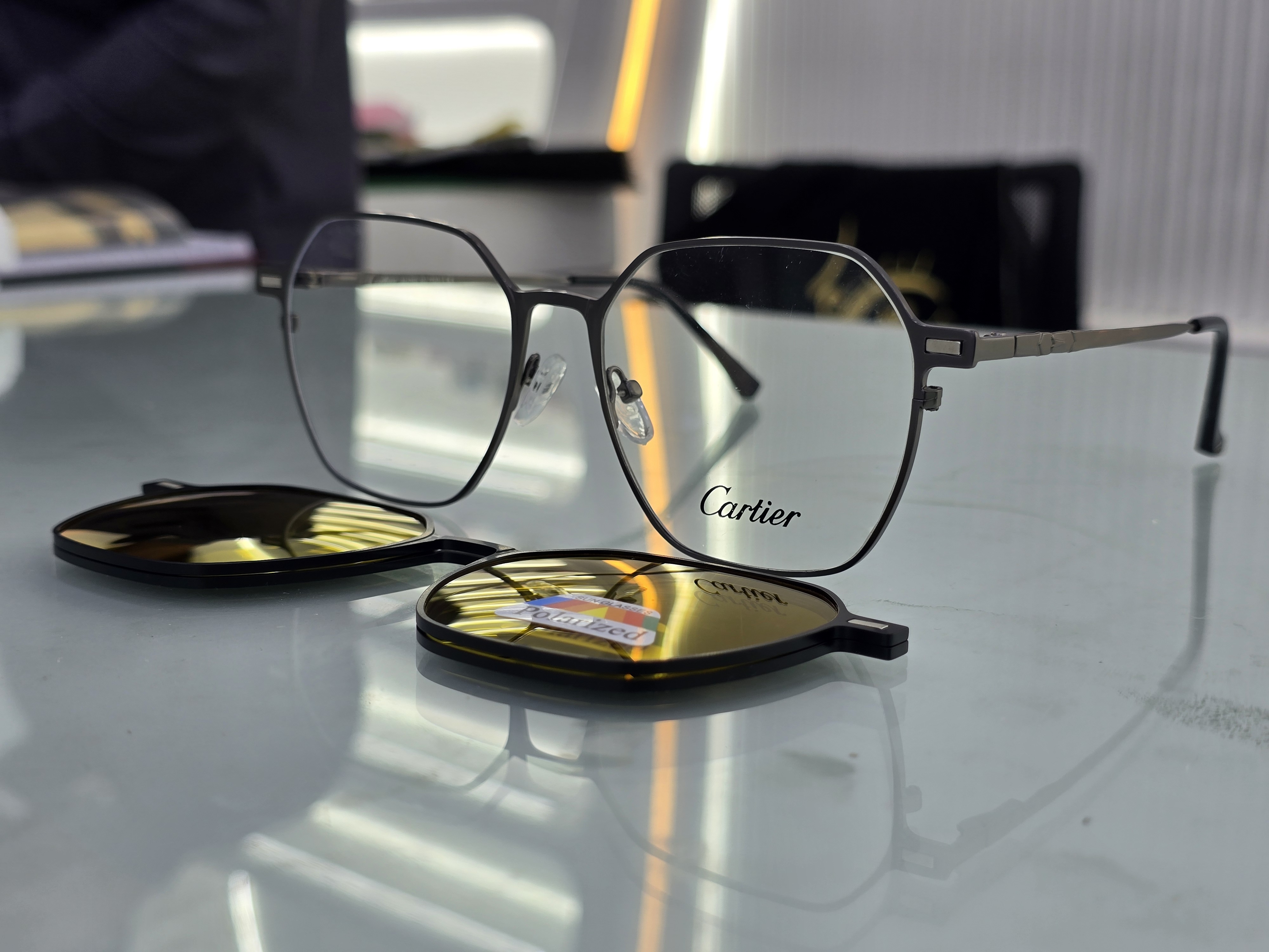 نظارة كارتير (Cartier) طبية موديل 8018 بإطار كامل بشكل دائري هندسي ونمط كلاسيكي فاخر من تشكيلة نظارات متجر عين العون.