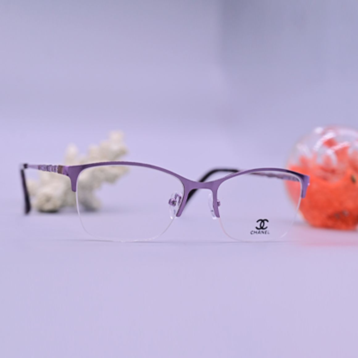 نظارة طبية نسائية ماركة تشانيل موديل 3020، إطار كامل باللون الأرجواني (الموف) مع أذرع مزينة بتفاصيل معدنية وشعار الماركة، متوفرة لدى عين العون.