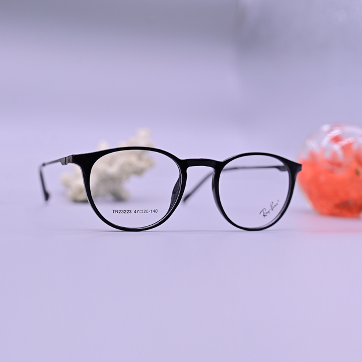 نظارة راي بان طبية موديل 23223 بتصميم عصري وإطار متين يحمل شعار العلامة التجارية الشهير من متجر عين العون.