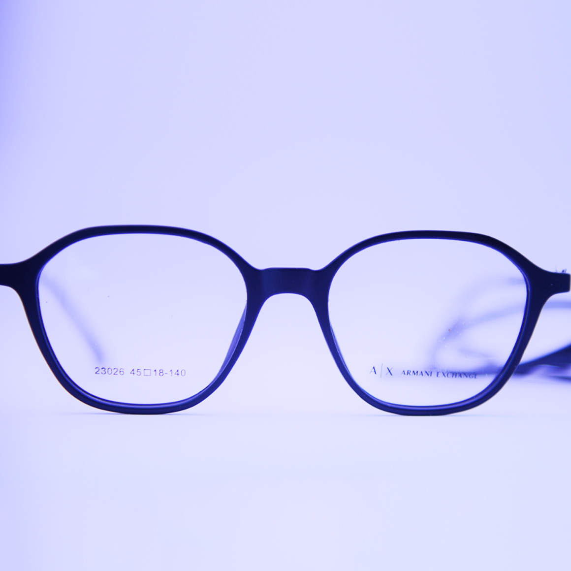 نظارة ارماني اكس تشانج (Armany Exchange) طبية رجالية موديل 23026 بإطار كامل وتصميم عصري يمنح الوجه تحديداً أنيقاً، متوفرة لدى متجر عين العون.