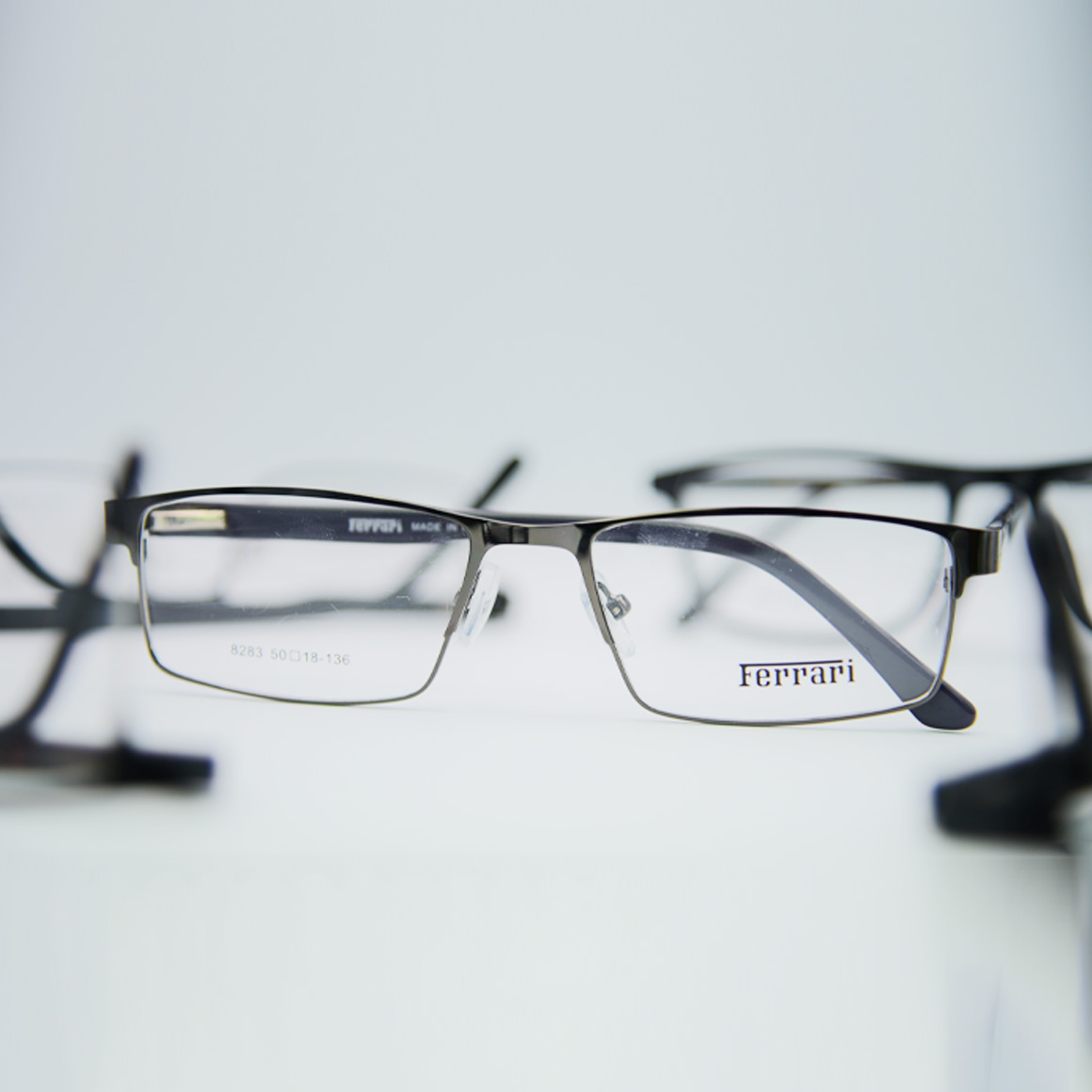 نظارة فيراري (Ferarri) طبية رجالية موديل 8283 بإطار كامل (Full Rim) يعكس روح الأناقة الإيطالية والتميز العملي من تشكيلة متجر عين العون.