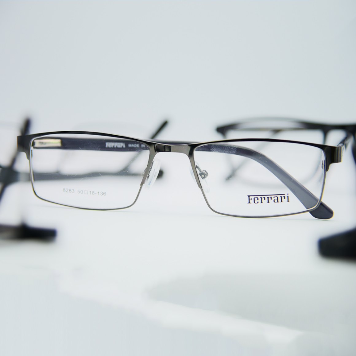 نظارة فيراري (Ferarri) طبية رجالية موديل 8283 بإطار كامل (Full Rim) يعكس روح الأناقة الإيطالية والتميز العملي من تشكيلة متجر عين العون.