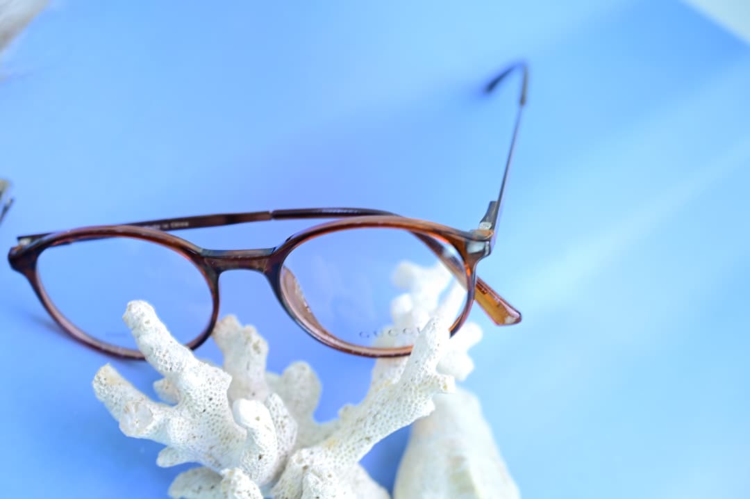 نظارة جوتشي (Gucci) طبية أصلية بموديل 23005، إطار كامل بشكل دائري ولون بني تورتويز (Tortoise) كلاسيكي من متجر عين العون.