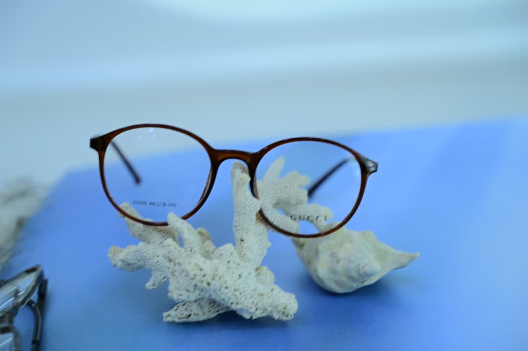 نظارة جوتشي (Gucci) طبية أصلية بموديل 23005، إطار كامل بشكل دائري ولون بني تورتويز (Tortoise) كلاسيكي من متجر عين العون.