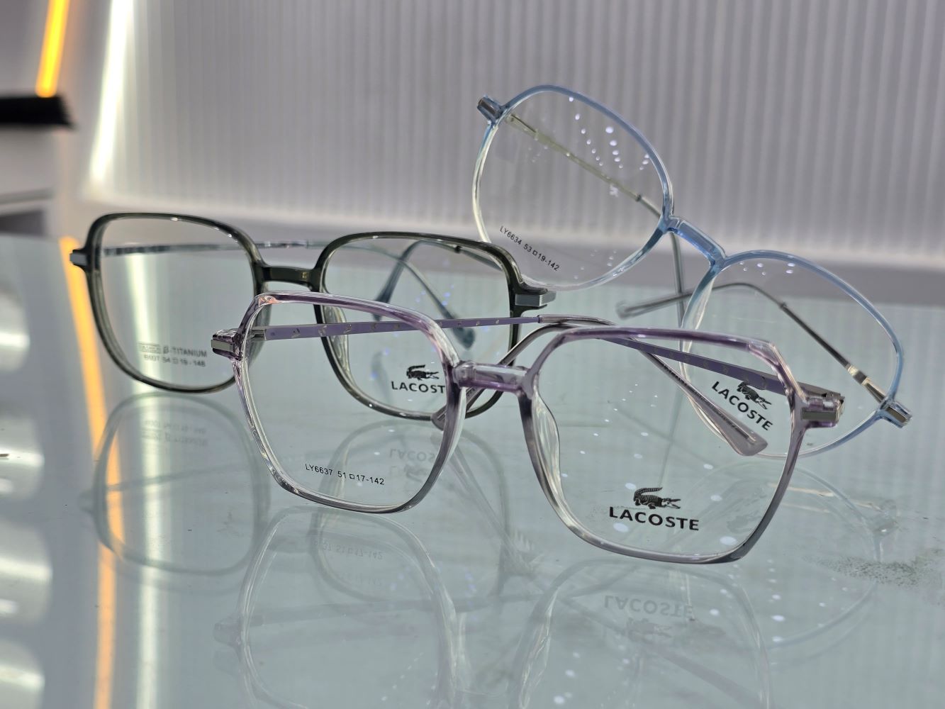 نظارة لاجوست (Lacoste) طبية رجالية موديل 6637 بإطار كامل وشكل دائري هندسي يجمع بين الأناقة العصرية والنمط الكلاسيكي من متجر عين العون.